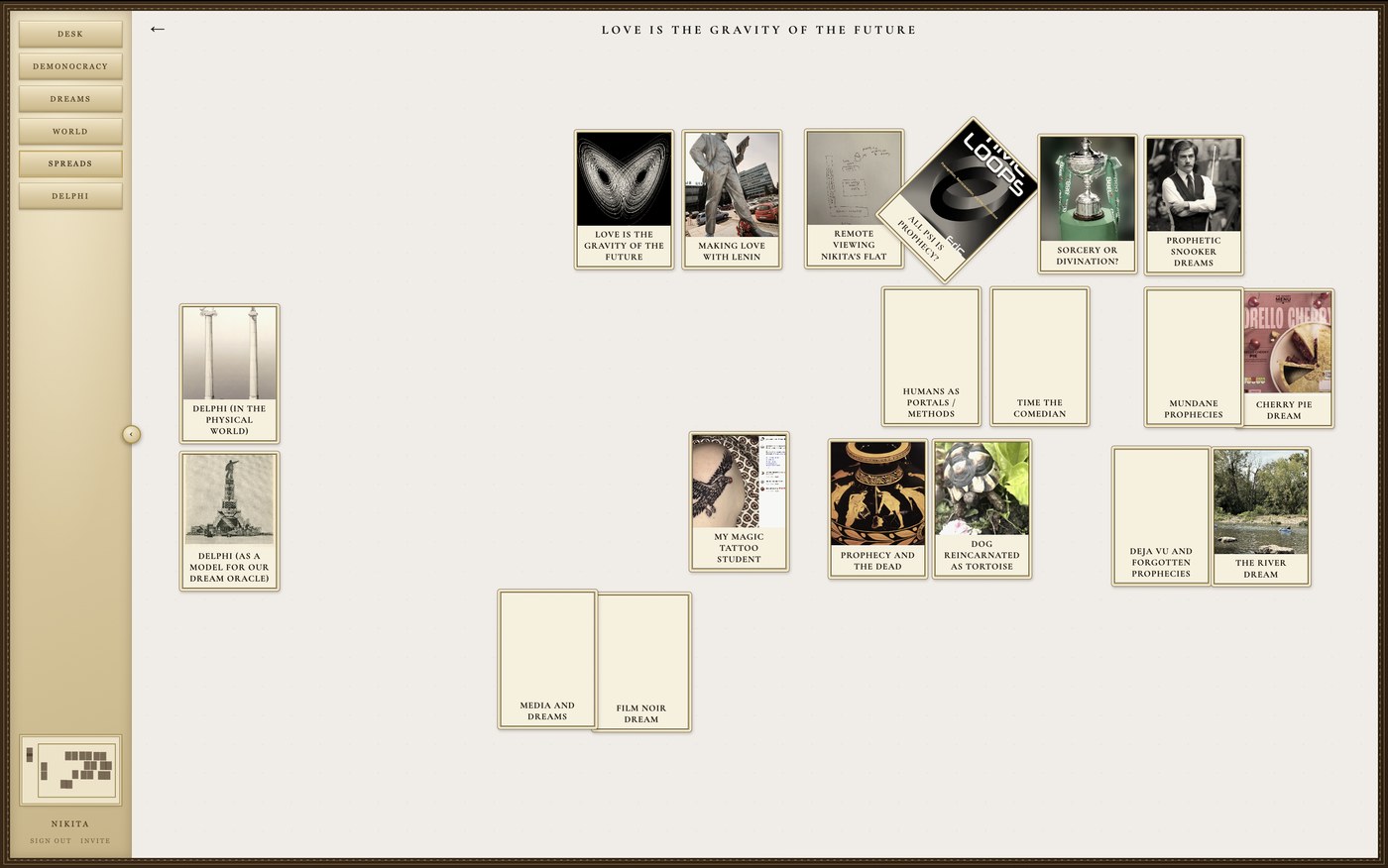 Tirada de cartas del juego colaborativo, extendida sobre la mesa